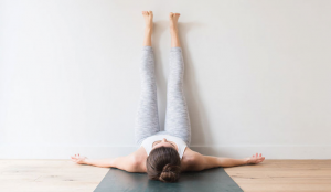 Ayaqları divara söykəmək